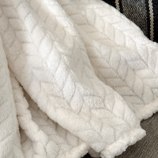 Luxuriously Soft Fleece Throw Blankets in classic white | GuestOutfitters.com
